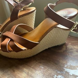 Women’s wedge heals